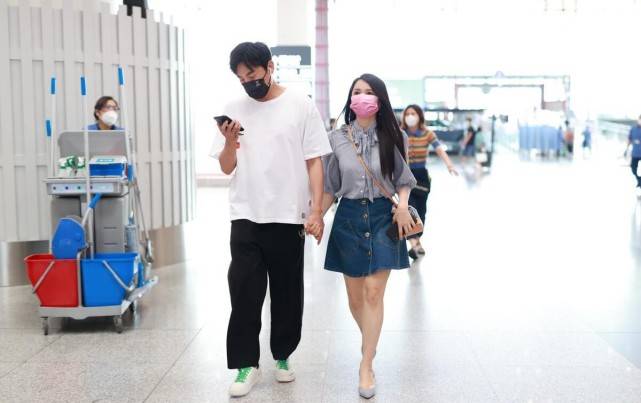 夏天|伊能静真是“优雅派掌门”，穿飘带衬衫配牛仔裙，与秦昊更像姐弟