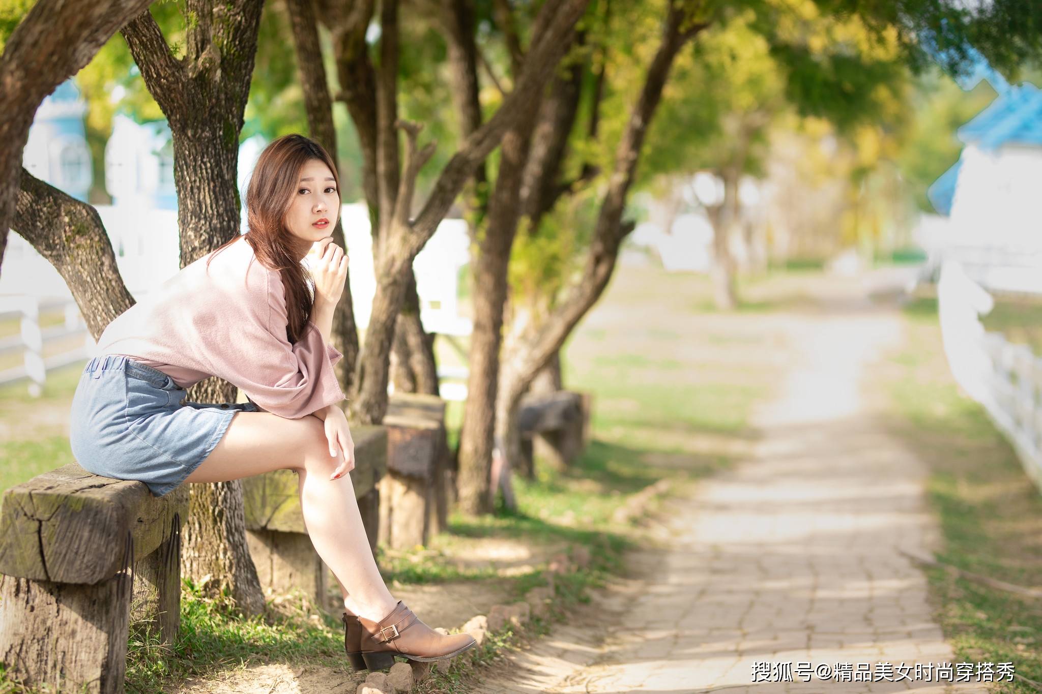 夏天|浅色的牛仔半裙，纽扣的设计，复古中又带点小清新，穿上它美美哒