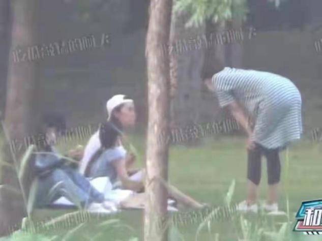长势|袁泉邀请女儿全班看电影，10岁女儿长腿瞩目，她穿睡衣打扮随性