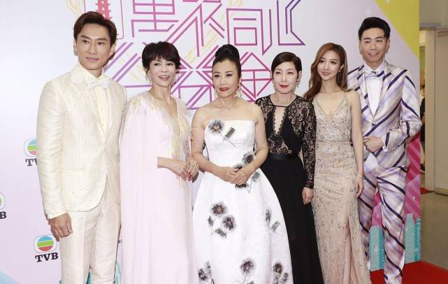 时尚|女明星一把年纪也要扮嫩，汪明荃大郑裕玲10岁，穿裙子像同龄人