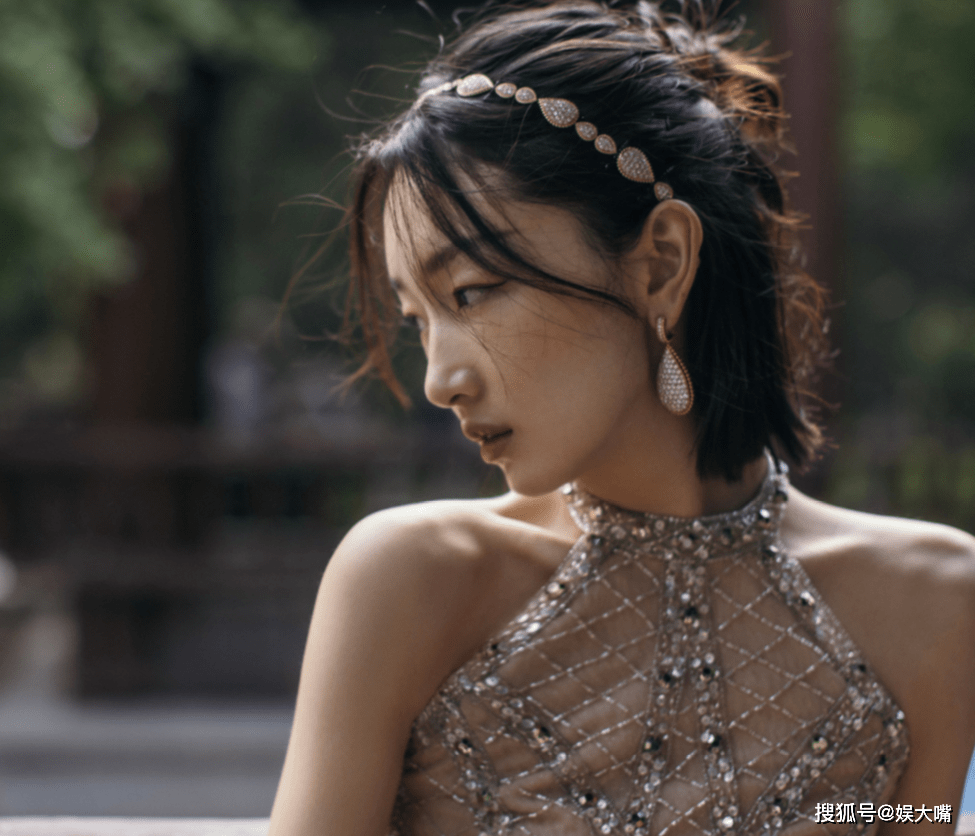 周冬雨|周冬雨裸色露背礼服气场大女人味足！侧身露腰被侃：身体未成年？
