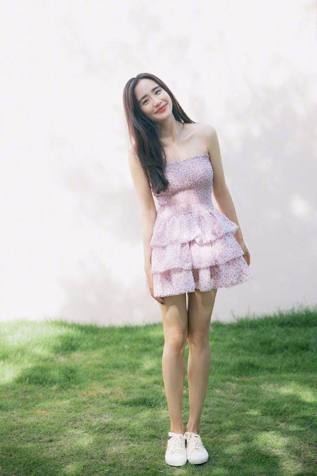 粉色|王智真乃“人间会穿”,穿抹胸碎花裙美回“夏雅”,谁看了不心动