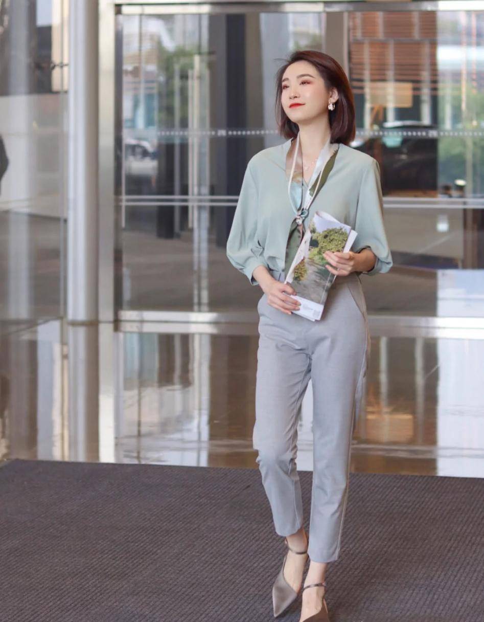颜色|这才是中年妈妈该有的穿搭！衬衫+直筒裤，气质减龄，很高级