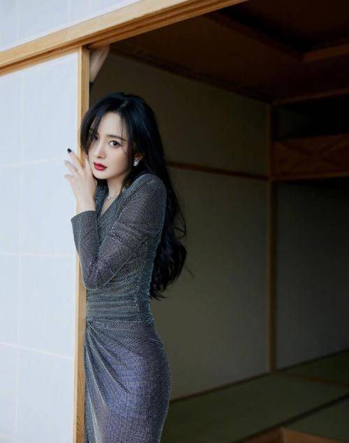 整体|杨幂穿低胸长裙亮相,走红毯成为全场焦点,有几分东方女王的味道