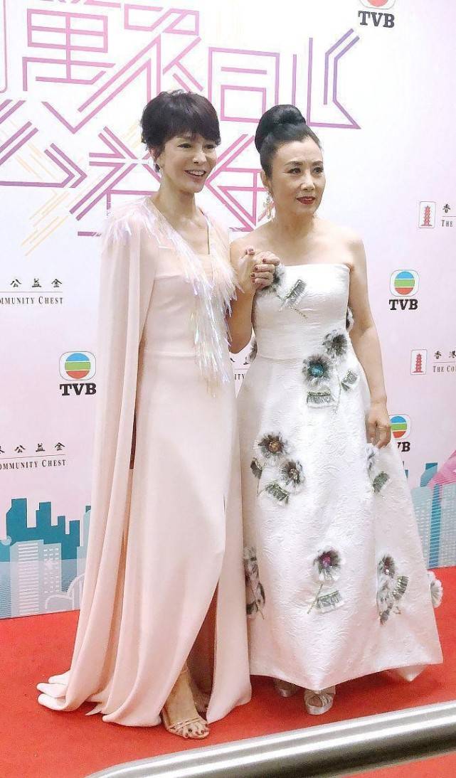 时尚|女明星一把年纪也要扮嫩，汪明荃大郑裕玲10岁，穿裙子像同龄人