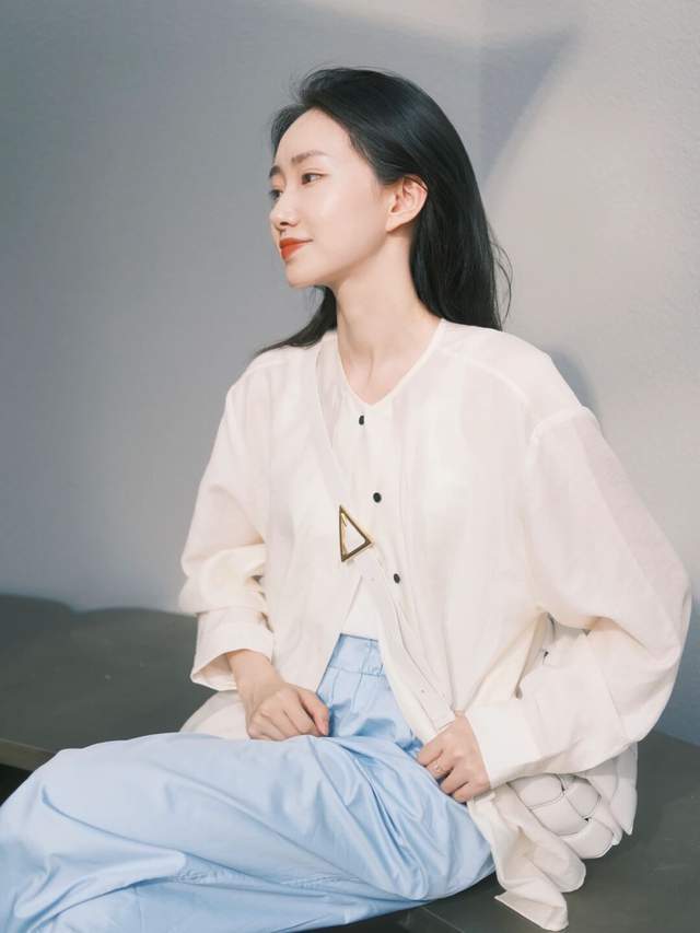 女孩子|20岁到30岁的女生夏季末尾这样穿,衬衫配阔腿裤简约洋气,超好看