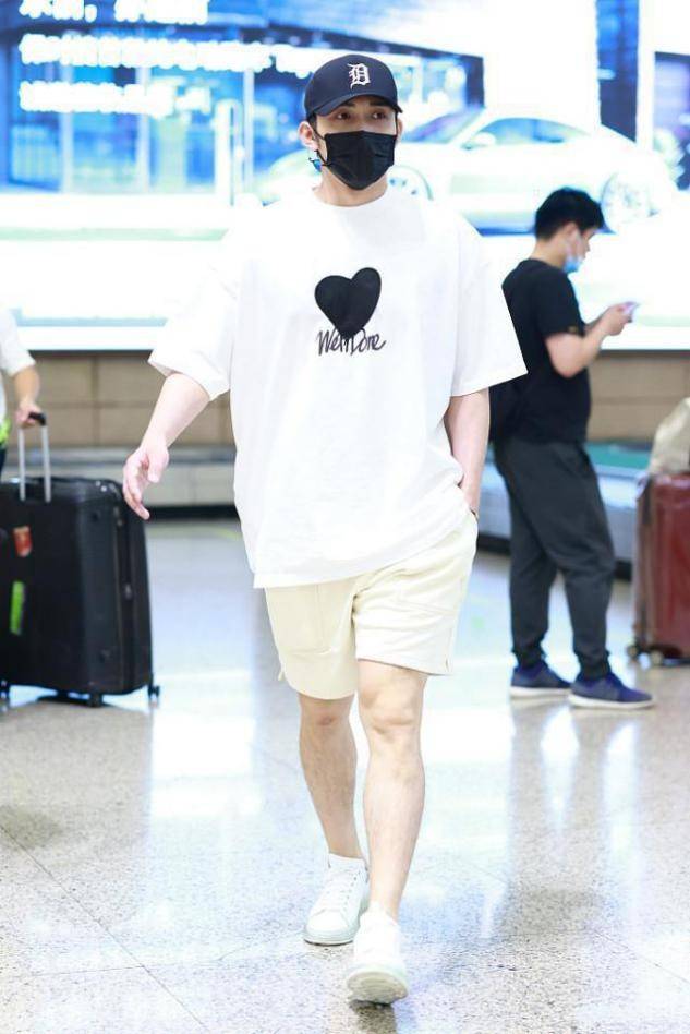 张彬彬|张彬彬不搞“油腻男”那一套，清爽T恤配短裤，肌肉紧实有男人味