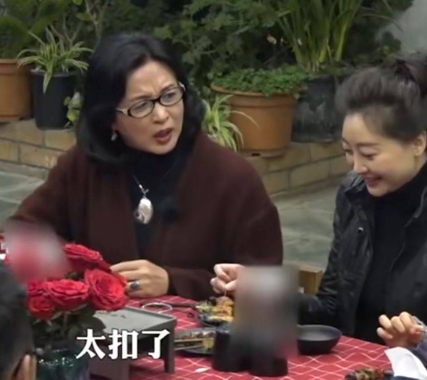 显得|金星刻意烫卷发穿长裙,却没半点女人味,越老男相就越明显!