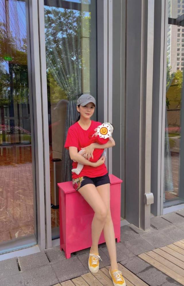 颜色|杜淳老婆是圈外人，私下一身T恤配短裤，颜值倒是不输女明星