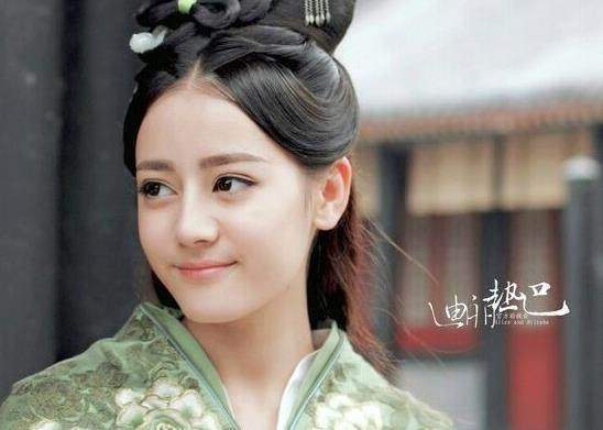 赵丽颖|古装绿衣美人：刘亦菲脱俗，赵丽颖灵动，热巴娇俏，她俩最经典！