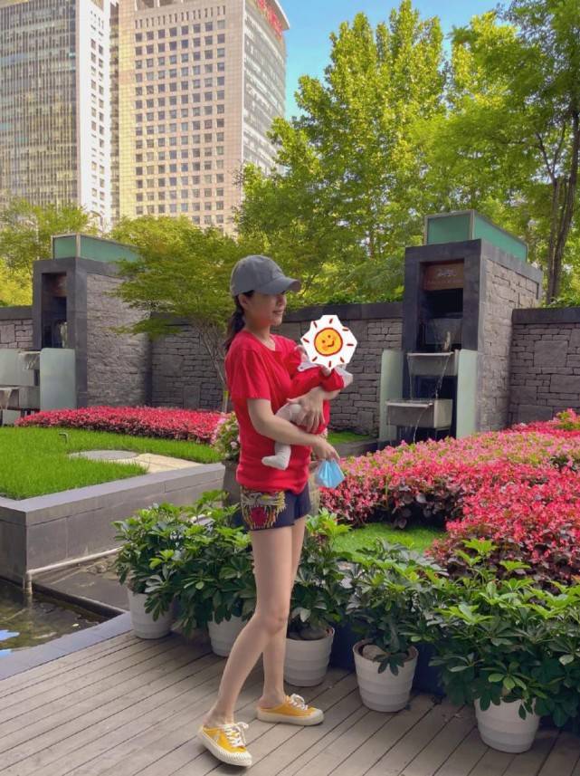 颜色|杜淳老婆是圈外人，私下一身T恤配短裤，颜值倒是不输女明星