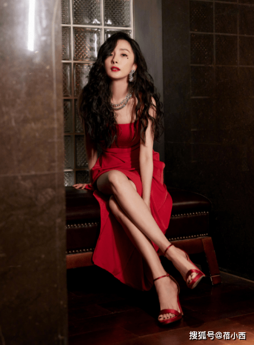 蒋梦婕|蒋梦婕的私服穿搭还挺清凉的，一条红色吊带裙就出门，简约又时髦
