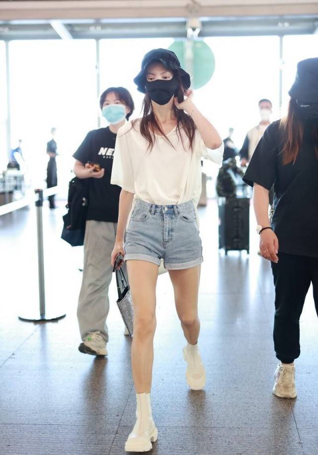 标准|金晨不愧是舞蹈专业的，“标准身材”穿牛仔装，真给气质加分