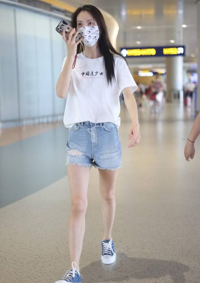 标准|金晨不愧是舞蹈专业的，“标准身材”穿牛仔装，真给气质加分