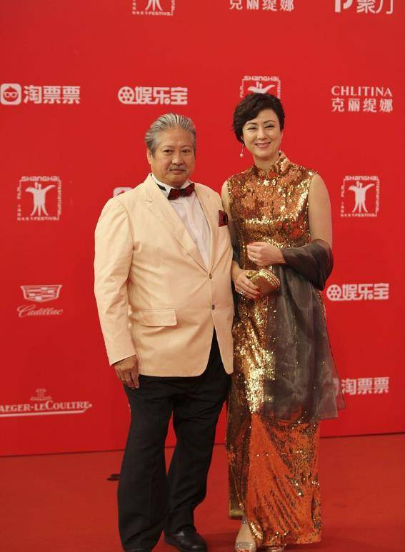 设计|高丽虹和洪金宝结婚30年，没生孩子身材撩人，穿裙子更像小姑娘