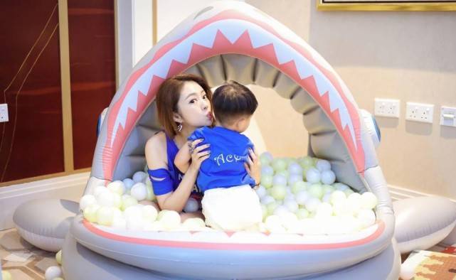 身材|安以轩保养得真好,穿破洞T恤秀幸福家庭,身材曲线一点没走形