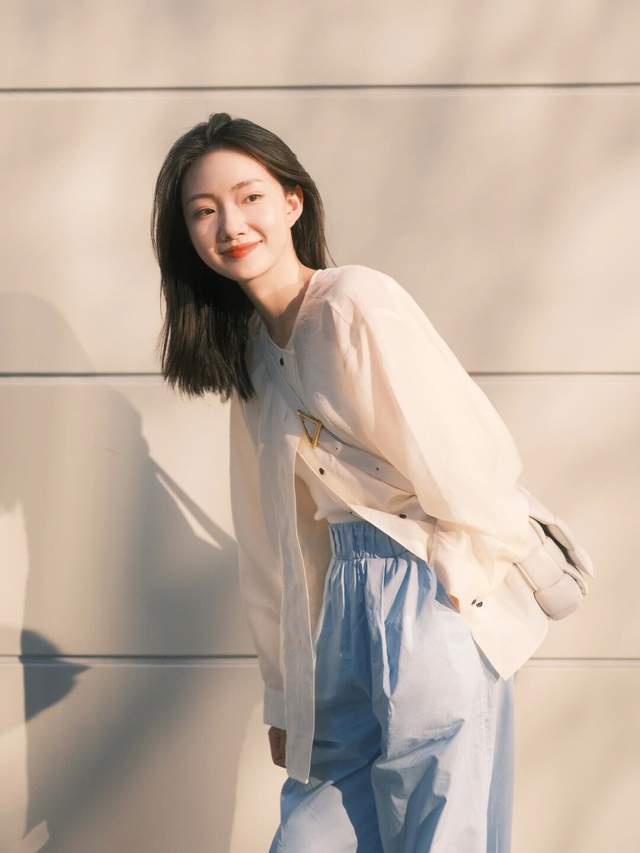 女孩子|20岁到30岁的女生夏季末尾这样穿,衬衫配阔腿裤简约洋气,超好看