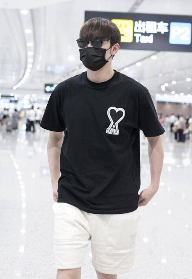 张彬彬|张彬彬不搞“油腻男”那一套，清爽T恤配短裤，肌肉紧实有男人味
