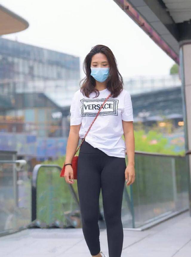 颜色|魅力动人的打底裤装扮很有时尚感,凸显美女精致的一面,吸引视线