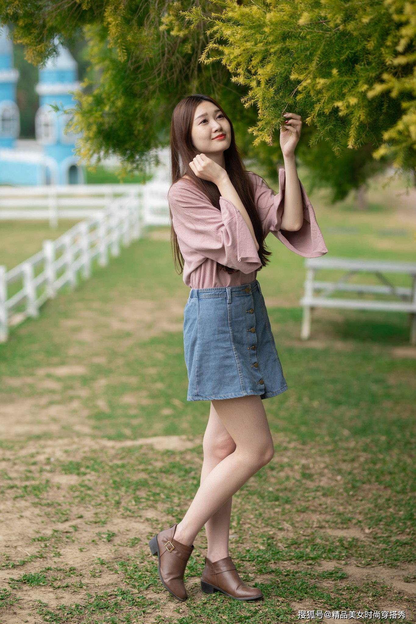 夏天|浅色的牛仔半裙，纽扣的设计，复古中又带点小清新，穿上它美美哒