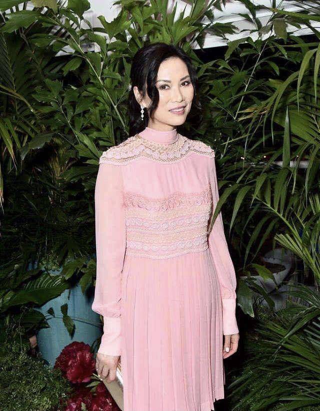 美眉|邓文迪眼光真“毒”,一袭黄色改良旗袍尽显东方韵味美,大方得体