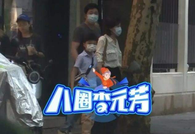 合体|郭京飞一家三口罕见合体，妻子打扮好村味，儿子正脸首曝光太像爸