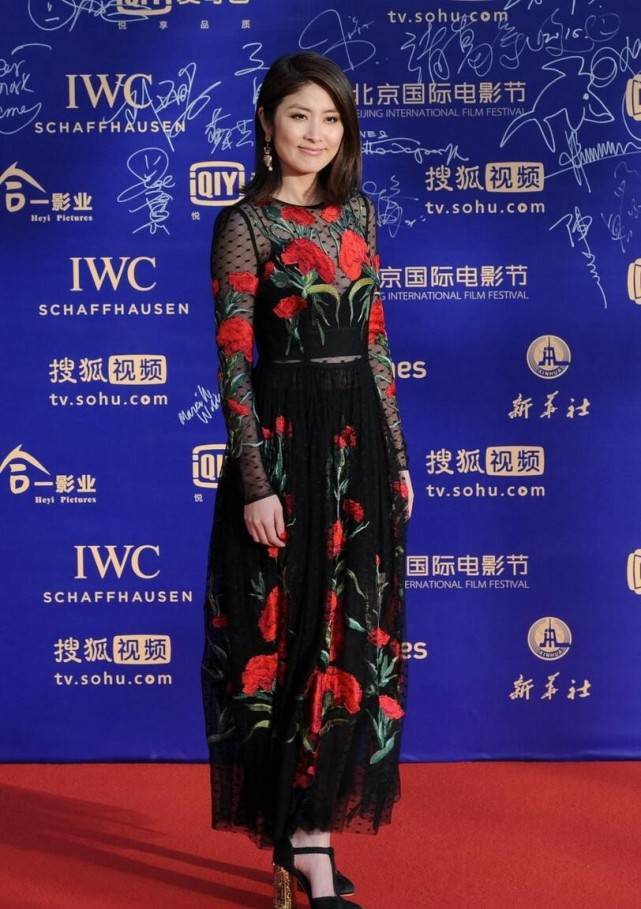 黑色|陈慧琳把个性穿在身上，玫瑰印花裙挺抢镜，薄纱清透不俗气