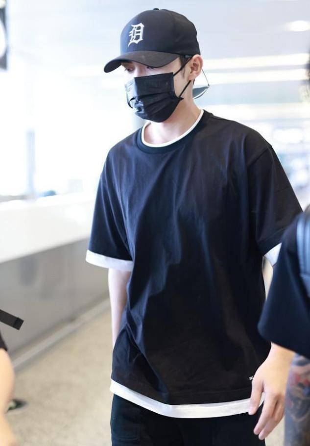 张彬彬|张彬彬不搞“油腻男”那一套，清爽T恤配短裤，肌肉紧实有男人味