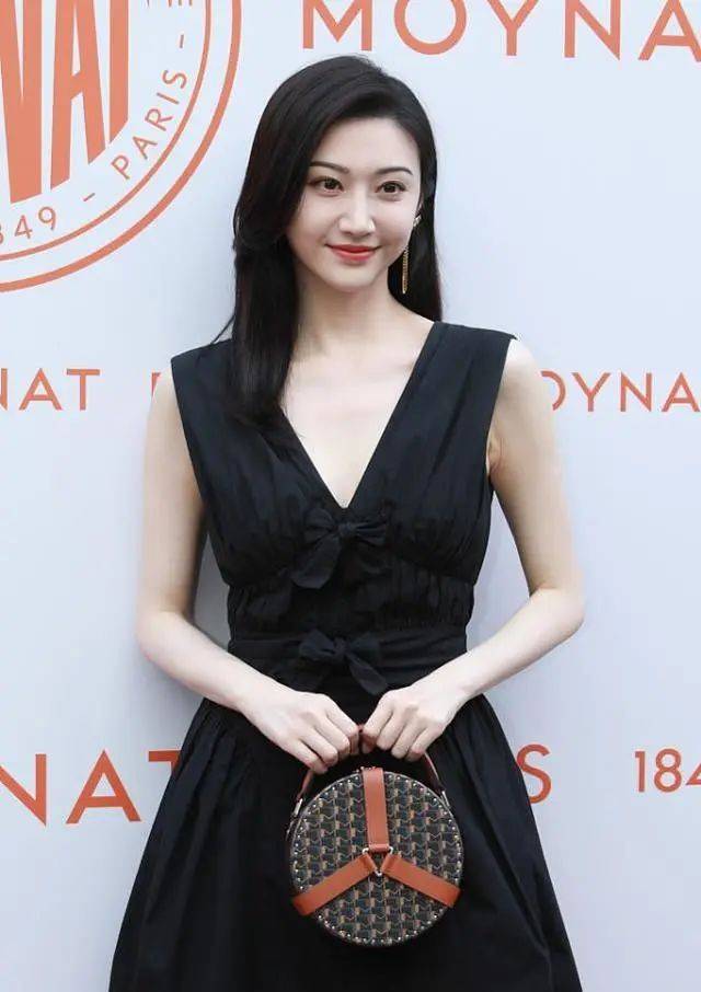 景甜|景甜有种复古美感，柳叶眉穿V领裙，一身黑尽显轻熟女人味道