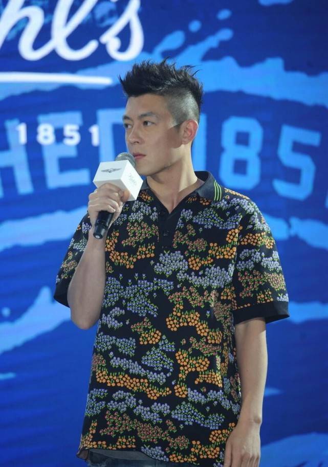 感觉|陈冠希老了也不甘落后，穿蓝色T恤配“奶奶裤”，还挺时髦的