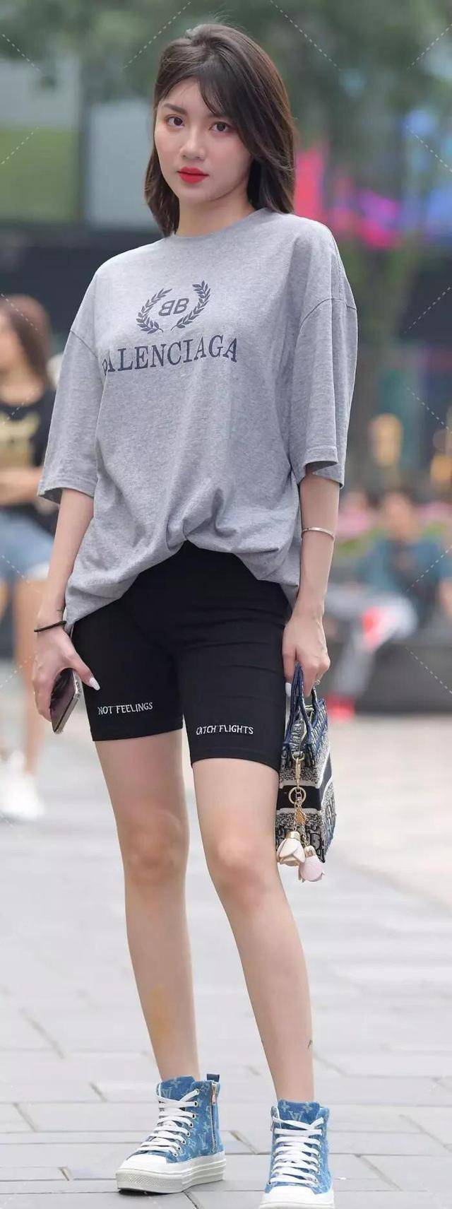 高跟鞋|黑色个性短袖搭配红色高跟鞋，网红风，走在街上更吸睛