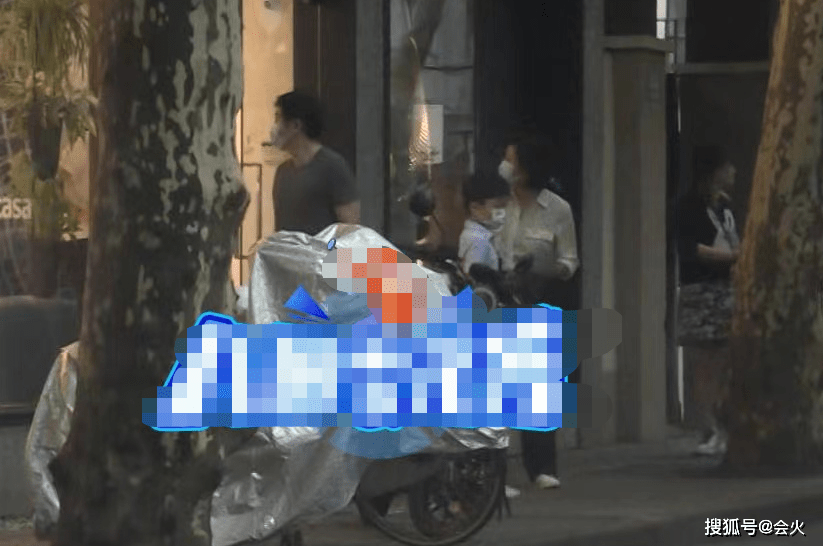 头发|郭京飞开两百万豪车逛街边店，9岁儿子罕露面，头发浓密身高惊人
