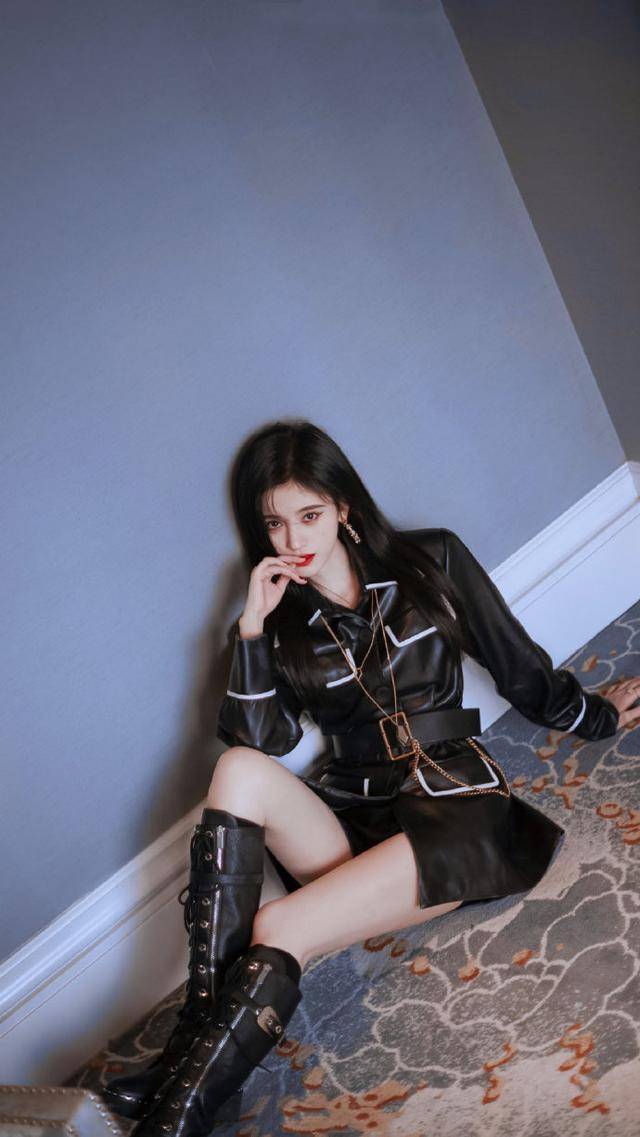 设计|马思纯瘦10斤后走机场，穿印花夹克时髦大方，果然减肥等于整容