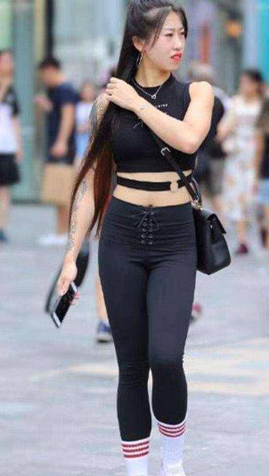 颈部|红白线条长袜搭黑色运动打底裤，撞色搭配吸引目光，潮范十足