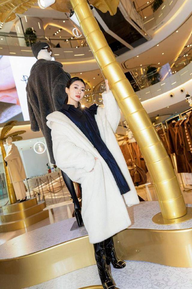 质感|郑恺前女友程晓玥，一身白色的大衣搭配连衣裙，长腿太吸睛