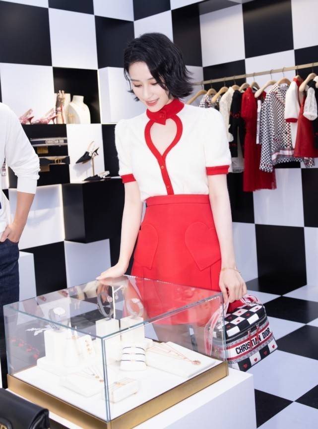 下装|窦骁女友造型大翻车!上衣非要塞进裤腰,赌王千金身材变样矮不少