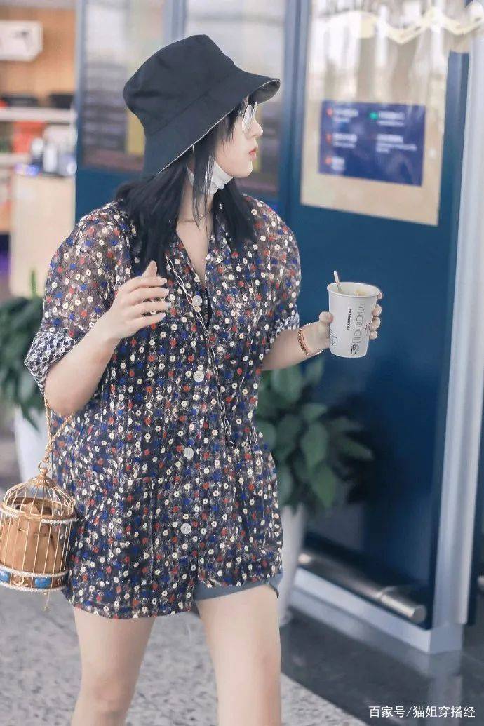 prada|程潇对女团风执念太深，穿prada衬衫也要打个结，效果很显腿长