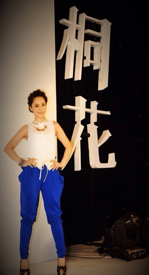亮点|钟欣潼模样娇小，无袖上衣配宝蓝色长裤，比例普通也有吸睛效果