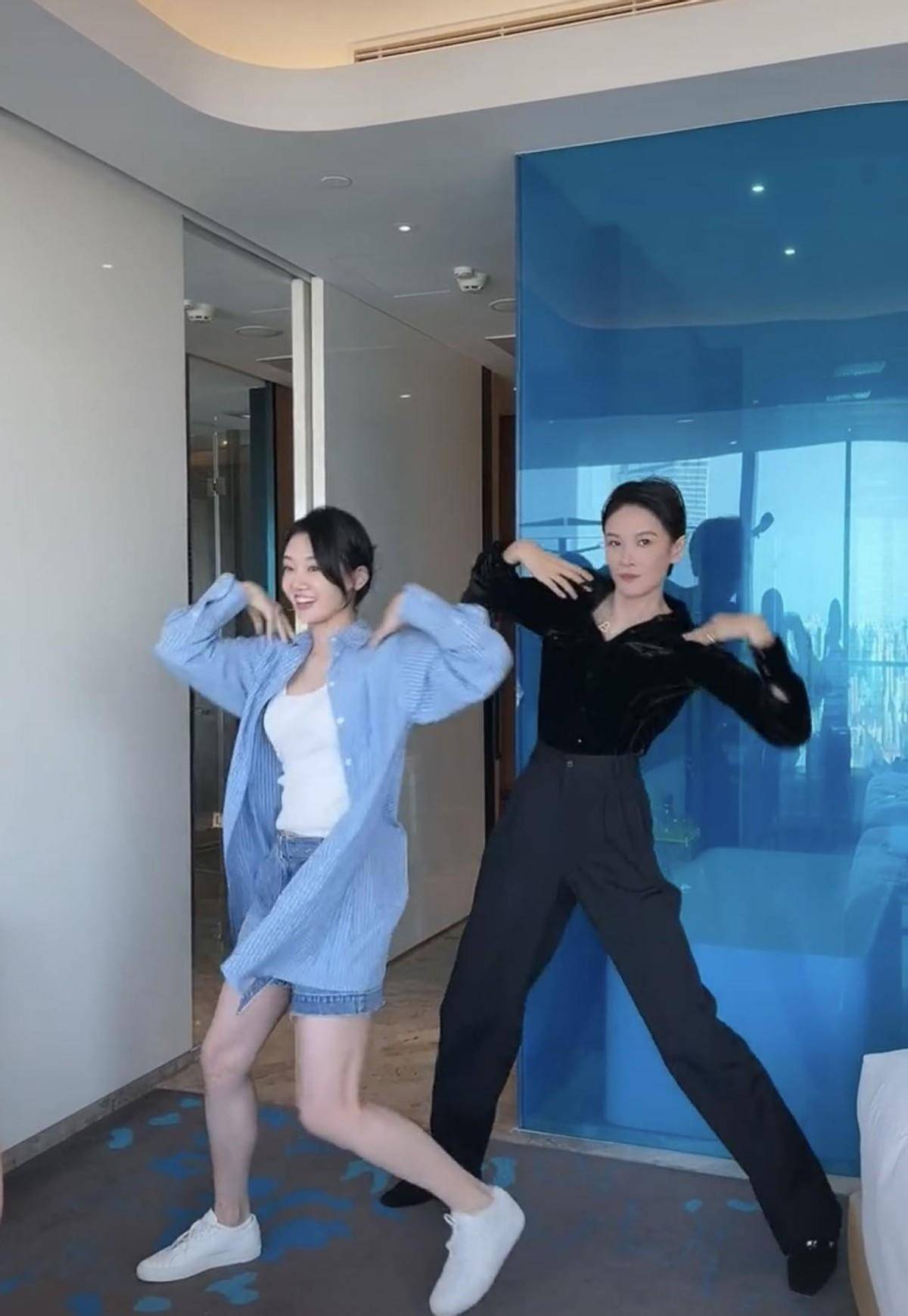 苗苗生|苗苗生完孩真火辣,穿衬衫配骑行裤跳舞,舞姿优雅难怪讨郑恺喜欢