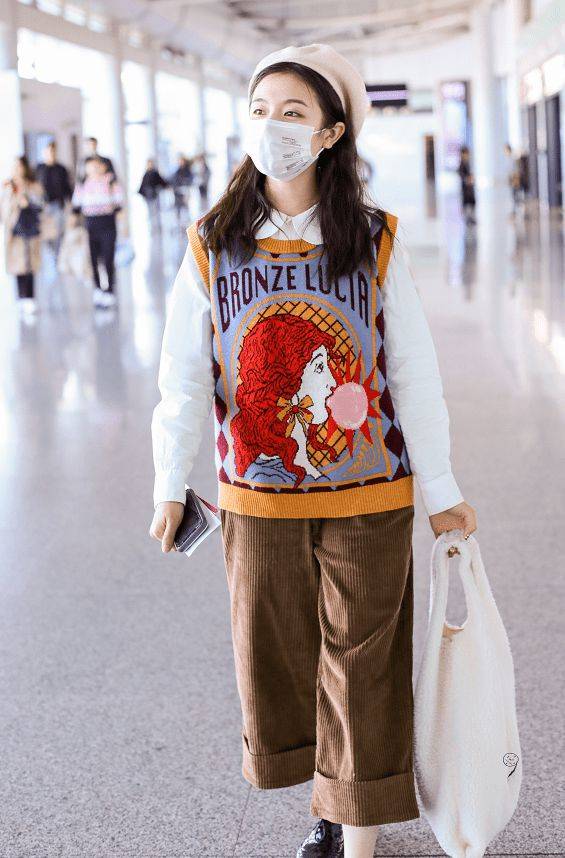 背心|李兰迪身穿黄色外套显孩子气和少女感
