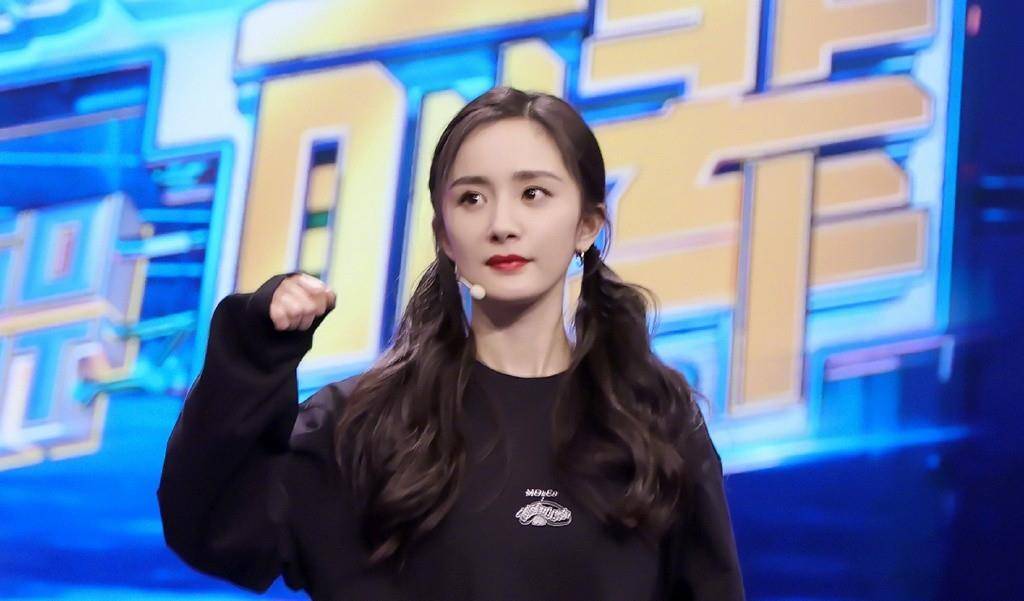 杨幂|杨幂《密逃3》超前聚会！穿“爸爸裤”被吐槽，戴蝴蝶结似女学生