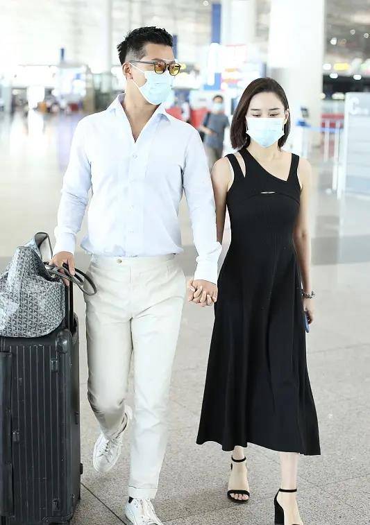 何超莲|赌王女儿罕见携男友走机场，穿露肩紧贴似连体婴，全程牵手超腻歪