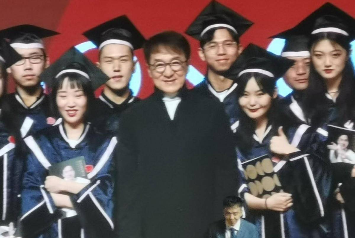 成龙|成龙罕见亮相毕业典礼,穿夹克大鼻子抢镜,67头发浓密比儿子年轻