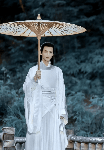 样子|男星古装撑伞造型,肖战、龚俊、宋亚轩,你最想和谁共撑一把伞?