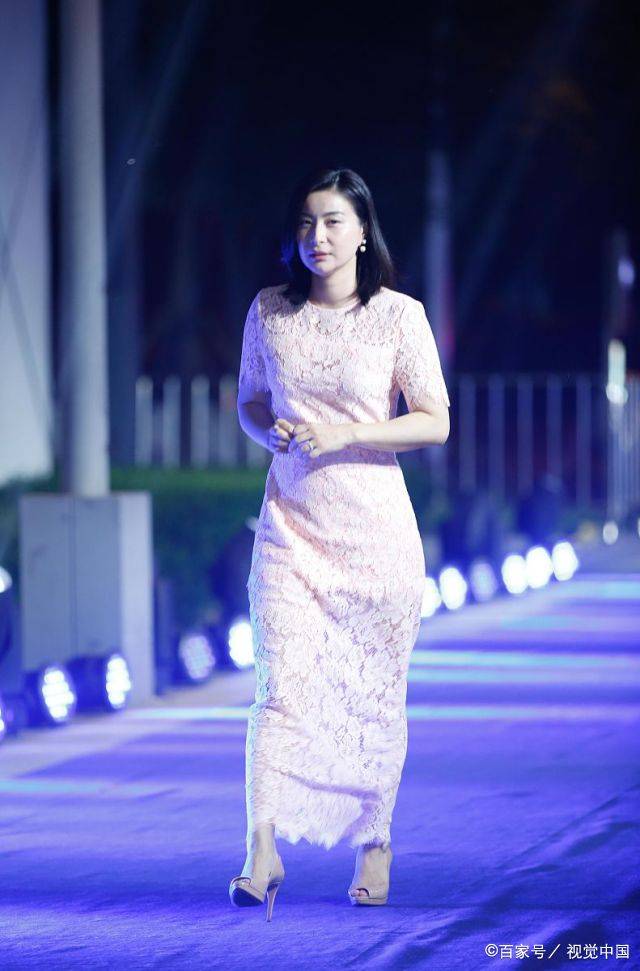 郭晶晶|郭晶晶是胖了点吗？穿衣更像“阔太太”了，站明星堆里气质也没输