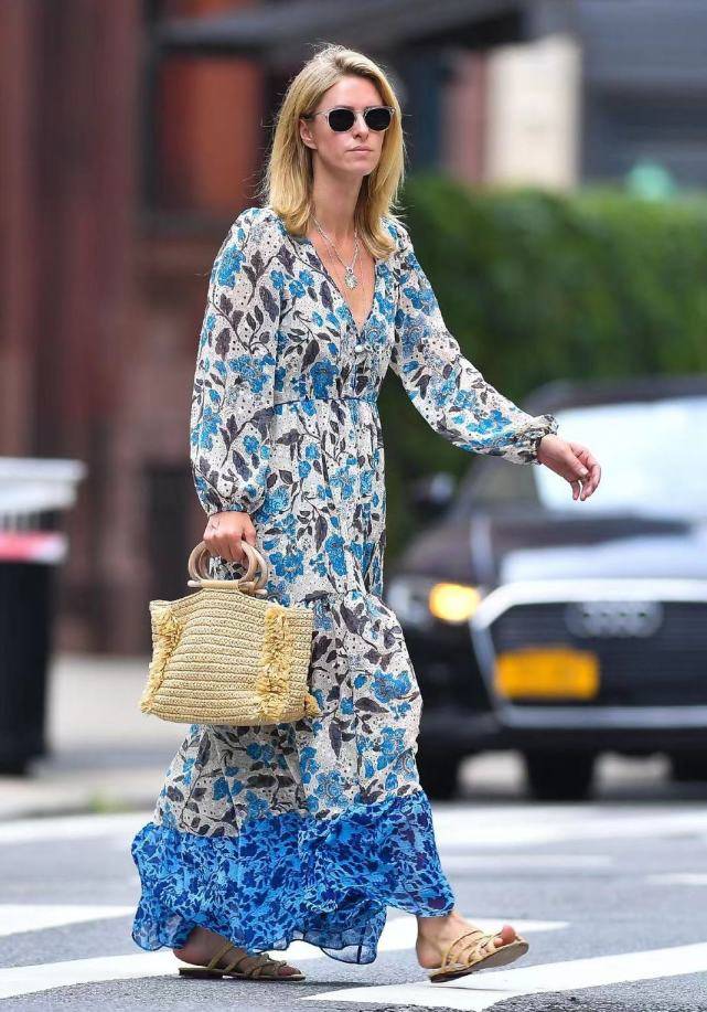 身材|希尔顿二小姐有两娃还这般嫩！印花裙遮住漫画腿，漫步街头贼养眼