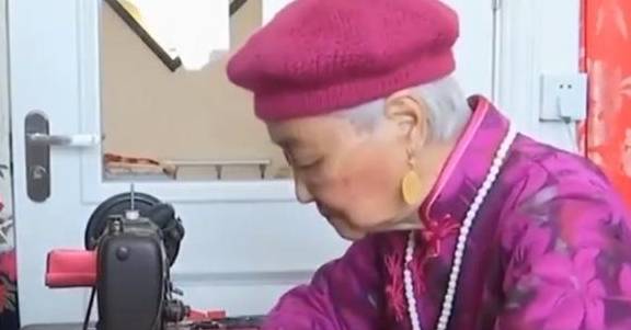 漂亮|90岁奶奶一生爱漂亮，躺在病床也要穿漂亮衣服！用窗帘做百件旗袍