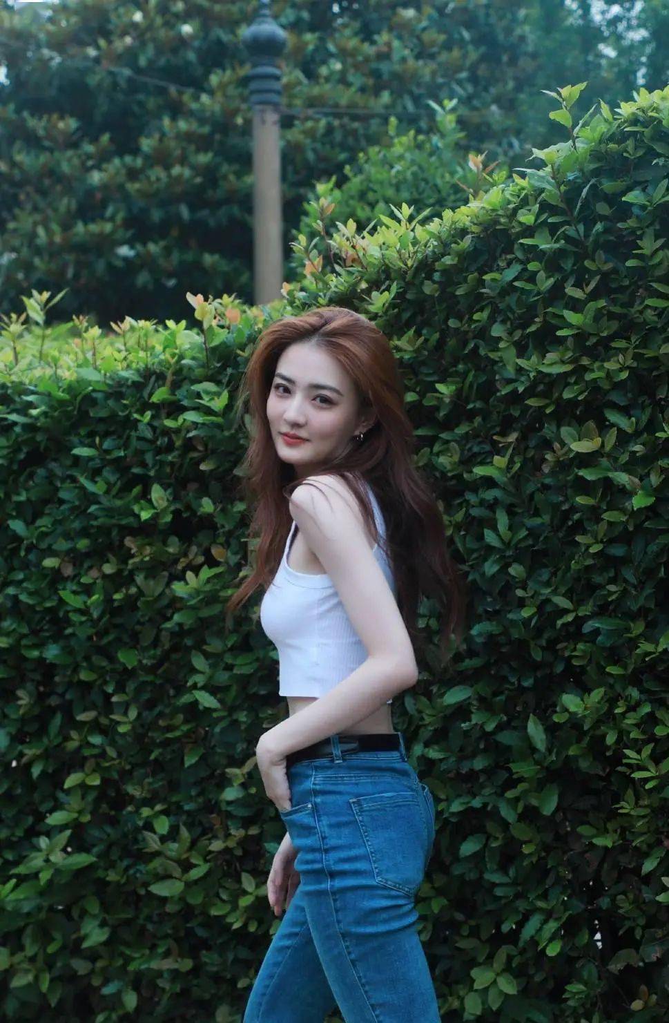 希林娜依高|穿背心格局要大,必须火辣百搭又酷又飒!