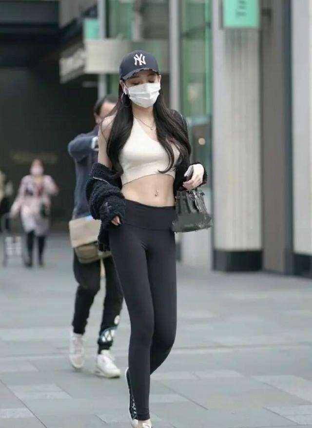 皮质|黑色皮质背包搭橄榄绿打底裤，撞色吸睛，干净简单