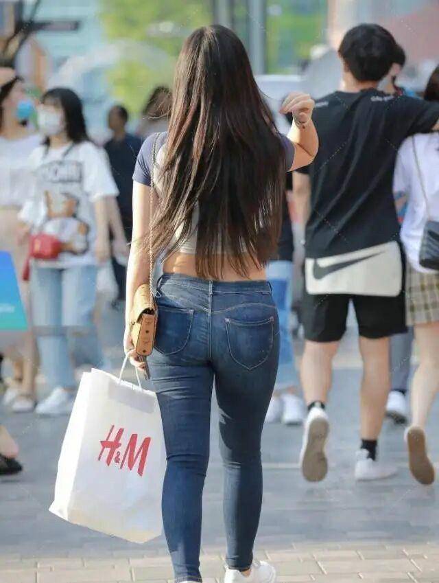 天蓝色|黑色紧身短袖搭天蓝色牛仔打底裤,整体出彩不刻板,干净协调